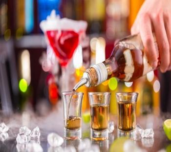 Proyecto de ley para extender el horario de venta de alcohol en locales de ocio nocturno en ciudades como San Francisco y Oakland reintroducida.